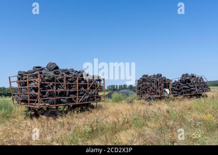 Haufen von vielen alten, gebrauchten Reifen. Stockfoto