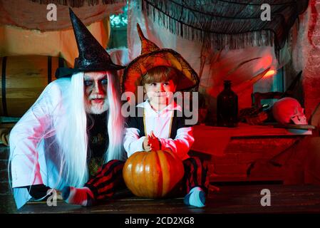 Vater und Sohn haben Spaß in Halloween Zeit. Glückliche Familie Vater und Kind in Kostümen auf einer Feier von Halloween. Vater und Sohn spielen Halloween. Stockfoto