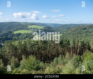 Landschaft mit Wäldern und Wiesen in der deutschen eifel Stockfoto