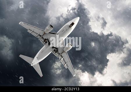 Flugzeug nähert sich auf einer Landung bei schlechtem Schneewetter Stockfoto