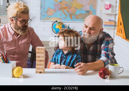 Männerfamilie. Schüler mit Vater und Großvater genießen zusammen zu Hause. Stockfoto