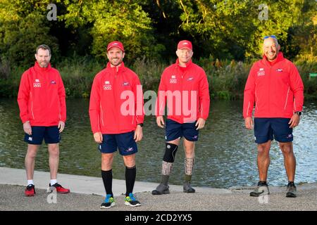 Ein vierköpfiges Team, das den herausfordernden MND repräsentiert, (von links nach rechts) Alun Thomas, Alex Gibson, Joe Reed und Andy Long, bevor sie ihren Versuch starten, einen Guinness-Weltrekord zu brechen, um die Themse (128 Meilen) in der schnellsten Zeit aller Zeiten in einem Pedalo zu fahren. Das Team reist von Lechlade nach Teddington Lock mit dem Ziel, den aktuellen Guinness-Weltrekord für die Leistung zu brechen, die derzeit bei vier Tagen, 12 Stunden, 49 Minuten und 17 Sekunden liegt - erreicht von einem Team von vier im Jahr 2018. Stockfoto