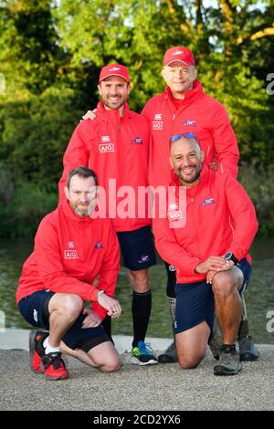Ein vierköpfiges Team, das den herausfordernden MND darstellt, Alun Thomas, unten vorne, Andy Long, unten rechts, Alex Gibson, oben links, Und Joe Reed, oben rechts, bevor sie ihren Versuch starten, einen Guinness-Weltrekord zu brechen, um die Länge der Themse (128 Meilen) in einem Pedalo in der schnellsten Zeit aller Zeiten zu fahren. Das Team reist von Lechlade nach Teddington Lock mit dem Ziel, den aktuellen Guinness-Weltrekord für die Leistung zu brechen, die derzeit bei vier Tagen, 12 Stunden, 49 Minuten und 17 Sekunden liegt - erreicht von einem Team von vier im Jahr 2018. Stockfoto