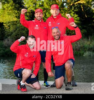 Ein vierköpfiges Team, das den herausfordernden MND darstellt, Alun Thomas, unten vorne, Andy Long, unten rechts, Alex Gibson, oben links, Und Joe Reed, oben rechts, bevor sie ihren Versuch starten, einen Guinness-Weltrekord zu brechen, um die Länge der Themse (128 Meilen) in einem Pedalo in der schnellsten Zeit aller Zeiten zu fahren. Das Team reist von Lechlade nach Teddington Lock mit dem Ziel, den aktuellen Guinness-Weltrekord für die Leistung zu brechen, die derzeit bei vier Tagen, 12 Stunden, 49 Minuten und 17 Sekunden liegt - erreicht von einem Team von vier im Jahr 2018. Stockfoto