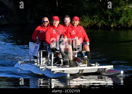 Ein Viererteam, das den herausfordernden MND darstellt: Andy Long, links, Joe Reed, zweiter links, Alun Thomas, zweiter rechts, Und Alex Gibson, rechts, Pedal entlang des Flusses von Letchlade, als sie ihren Versuch, einen Guinness-Weltrekord zu brechen beginnen, um die Länge der Themse (128 Meilen) in einem Pedalo in der schnellsten Zeit je zu reisen. Das Team reist von Lechlade nach Teddington Lock mit dem Ziel, den aktuellen Guinness-Weltrekord für die Leistung zu brechen, die derzeit bei vier Tagen, 12 Stunden, 49 Minuten und 17 Sekunden liegt - erreicht von einem Team von vier im Jahr 2018. Stockfoto