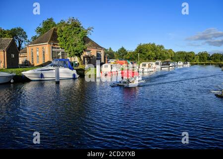 Ein vierköpfiges Team, das eine anspruchsvolle MND darstellt, radeln entlang des Flusses in Richtung Buscot Lock, als sie ihren Versuch starten, einen Guinness-Weltrekord zu brechen, um die Themse (128 Meilen) in der schnellsten Zeit aller Zeiten in einem Pedalo zu fahren. Das Team reist von Lechlade nach Teddington Lock mit dem Ziel, den aktuellen Guinness-Weltrekord für die Leistung zu brechen, die derzeit bei vier Tagen, 12 Stunden, 49 Minuten und 17 Sekunden liegt - erreicht von einem Team von vier im Jahr 2018. Stockfoto
