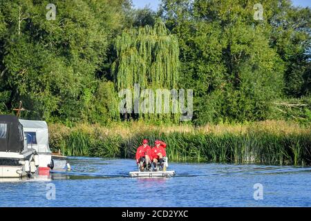 Ein vierköpfiges Team, das eine anspruchsvolle MND darstellt, radeln entlang des Flusses in Richtung Buscot Lock, als sie ihren Versuch starten, einen Guinness-Weltrekord zu brechen, um die Themse (128 Meilen) in der schnellsten Zeit aller Zeiten in einem Pedalo zu fahren. Das Team reist von Lechlade nach Teddington Lock mit dem Ziel, den aktuellen Guinness-Weltrekord für die Leistung zu brechen, die derzeit bei vier Tagen, 12 Stunden, 49 Minuten und 17 Sekunden liegt - erreicht von einem Team von vier im Jahr 2018. Stockfoto