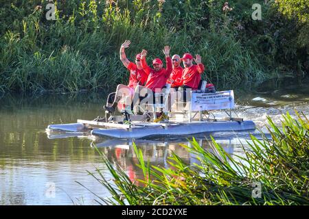 Ein vierköpfiges Team, das den herausfordernden MND repräsentiert, Joe Reed, Left, Alex Gibson, Second Left, Andy Long, Second Right, und Alun Thomas, Right, beginnen ihren Versuch, einen Guinness-Weltrekord zu brechen, um die Themse (128 Meilen) in der schnellsten Zeit aller Zeiten in einem Pedalo zu fahren. Das Team reist von Lechlade nach Teddington Lock mit dem Ziel, den aktuellen Guinness-Weltrekord für die Leistung zu brechen, die derzeit bei vier Tagen, 12 Stunden, 49 Minuten und 17 Sekunden liegt - erreicht von einem Team von vier im Jahr 2018. Stockfoto