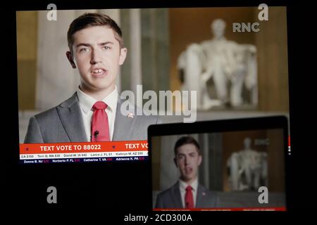 Washington, USA. August 2020. Foto aufgenommen in Arlington, Virginia, USA, 25. August 2020 zeigt Bildschirme, auf denen der ehemalige katholische High School-Schüler Nicholas Sandmann aus Covington während der 2020 Republikanischen Nationalversammlung von Washington, DC spricht.Quelle: Liu Jie/Xinhua/Alamy Live News Stockfoto