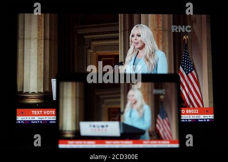 Washington, USA. August 2020. Foto aufgenommen in Arlington, Virginia, USA, 25. August 2020 zeigt Bildschirme, auf denen Tiffany Trump, Tochter von US-Präsident Donald Trump, während der 2020 Republikanischen Nationalversammlung von Washington, DC, spricht.Quelle: Liu Jie/Xinhua/Alamy Live News Stockfoto