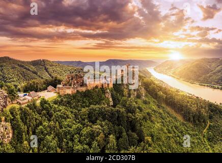 Schöne Landschaft mit Aggstein Burgruine und Donau bei Sonnenuntergang in Wachau Walley Österreich. Erstaunliche historische Ruinen. Der ursprüngliche deutsche Name ist B Stockfoto