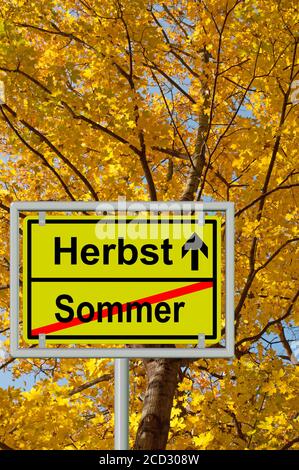 Wegweiser, Ende Sommer und Anfang Herbst, sommer, Herbst Stockfoto