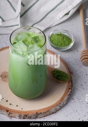 Selektiver Fokus, natürliches Getränk Matcha mit Eis, Latte mit Milch. Tee in einem hohen Glas Stockfoto