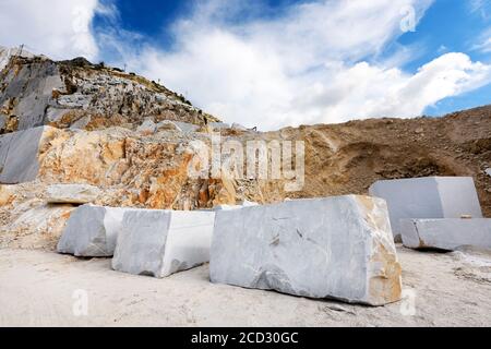Große geschnittene Blöcke aus weißem Carrara-Marmor in einer offenen Gussmine oder Steinbruch in der Toskana, Italien warten auf den Transport Stockfoto