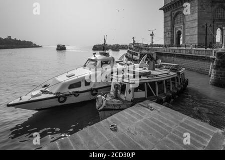 Mumbai, Indien - 22. November 2019: Touristische Passagierboote in der Nähe von Gateway of India in Mumbai (Bombay), Indien. Schwarzweiß-Fotografie. Stockfoto