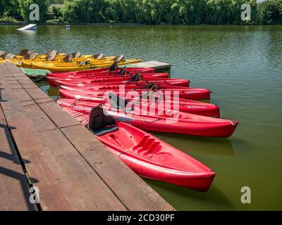 Mogosoaia/Rumänien - 07.29.2020: Viele sitzen auf Top-Kajaks zum Mieten am Mogosoaia See. Stockfoto