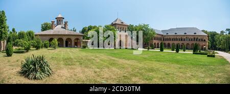 Mogosoaia/Rumänien - 07.29.2020: Panoramablick auf den Palast von Mogosoaia, der von Constantin Brancoveanu im architektonischen Stil von Brancovesc erbaut wurde Stockfoto