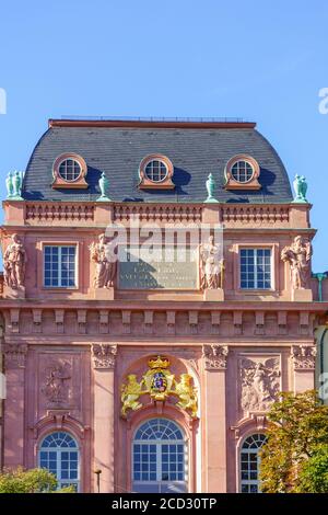 Stadtschloss Schloss mit Wappen in Darmstadt, Deutschland Stockfoto