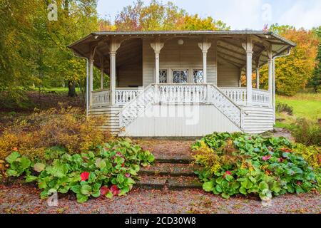 Garden pavilion with autumn colors in the park Stockfoto