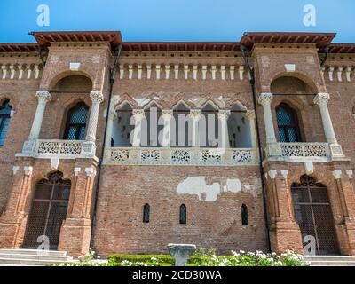 Mogosoaia/Romania - 07.29.2020: Palast von Mogosoaia im architektonischen Stil von Brancovesc. Beispiel der rumänischen Renaissance-Architektur. Stockfoto