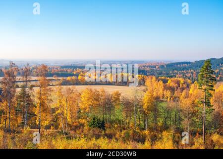 Luftaufnahme in einer schönen Herbstlandschaft mit Feldern und Wälder Stockfoto