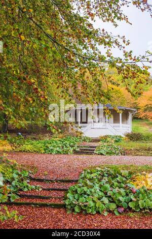 Pavilion in a garden with autumn colors Stockfoto