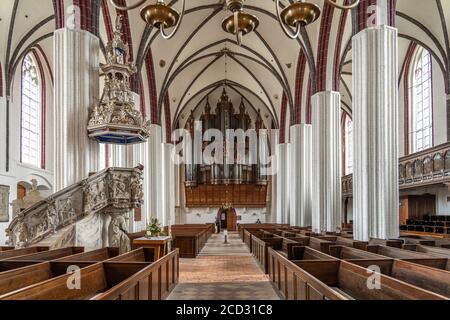 Orgel des Hamburger Orgelbaumeisters Hans Scherer im Innenraum der Kirche St. Stephan in Tangermünde, Sachsen-Anhalt, Deutschland Stockfoto