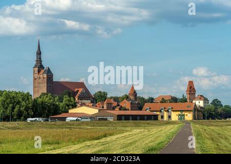 Stadtansicht mit Kirche St. Stephan in Tangermünde, Sachsen-Anhalt, Deutschland Stockfoto