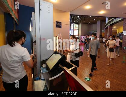 Eine große Anzahl von Publikum sind im Kino gesehen, Kauf von Tickets und Filme, nach Kinos öffnen bundesweit, Beilun Bezirk, Ningbo CI Stockfoto