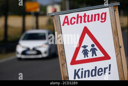 Dresden, Deutschland. August 2020. Ein Schild mit der Aufschrift "Achtung Kinder" befindet sich am Straßenrand. Quelle: Robert Michael/dpa-Zentralbild/dpa/Alamy Live News Stockfoto