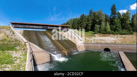 Überlauf mit Fußgängerbrücke am Damm Nagoldtalsperre, Deutschland Stockfoto