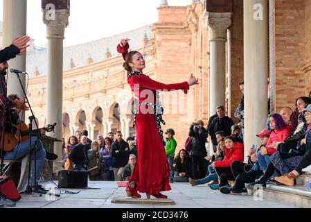 Sevilla, Spanien – 2. Januar 2020: Eine Gruppe von Straßenunterhaltern führt Flamenco-Tänze an der Plaza de Espana auf. Stockfoto