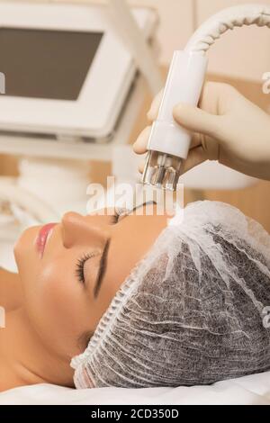 Schöne Frau in Professional Beauty Salon während der Verjüngung Verfahren Stockfoto