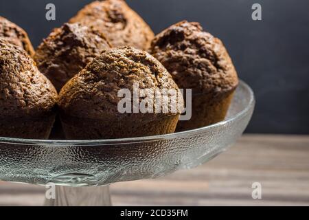 Köstliche Schokolade Banana Muffins in Glas Kuchen Stand mit Kopie Raum - gebackene Schokolade Muffin Hintergrund Stockfoto