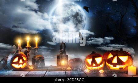 Gruseliger halloween Kürbis auf Holzplanken platziert. Grusel halloween Hintergrund mit freiem Platz für Text. Stockfoto