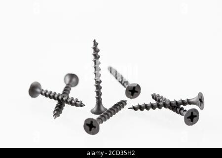 Schrauben noch leben große selbstschneidende Schrauben auf weißem Hintergrund. Stockfoto