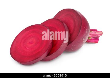 Rote Bete Hälfte mit Scheiben isoliert auf weißem Hintergrund mit Beschneidungspfad und volle Schärfentiefe Stockfoto