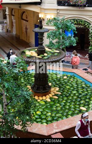 Moskau, Russland - 24. August 2020: Zentraler Brunnen in GUMMI. Melonen Erntefest. Grün gestreifte Wassermelonen schweben in einem Springbrunnen in der Hauptstadt Stockfoto