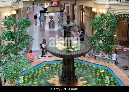 Moskau, Russland - 24. August 2020: Zentraler Brunnen aus GUMMI mit Wassermelonen und Melonen im Wasser verziert. Melonen Erntefest. Grün gestreift w Stockfoto