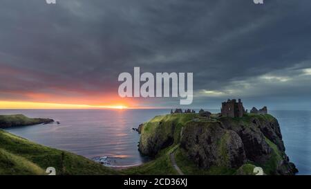 Wunderschöner Sonnenaufgang über Dunnottar Castle in der Nähe von Stonehaven in Schottland Stockfoto