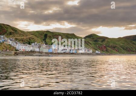 GARDENSTOWN, SCHOTTLAND - 2016. OKTOBER 22. Fischerdorf Gardenstown vom Meer aus. Stockfoto