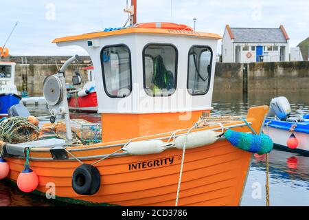 GARDENSTOWN, SCHOTTLAND - 2016. OKTOBER 22. Orange Fischerboot im Hafen von Gardenstown. Stockfoto