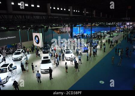 Die Menschen schauen sich die Autos an, die bei der Eröffnungszeremonie der Chengdu Motor Show 2020 in Chengdu, südwestlich der chinesischen Provinz Sichuan, 24 Ju, ausgestellt wurden Stockfoto