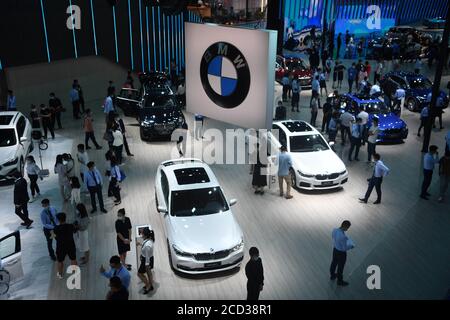 Die Menschen schauen sich die Autos an, die bei der Eröffnungszeremonie der Chengdu Motor Show 2020 in Chengdu, südwestlich der chinesischen Provinz Sichuan, 24 Ju, ausgestellt wurden Stockfoto