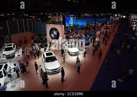 Die Menschen schauen sich die Autos an, die bei der Eröffnungszeremonie der Chengdu Motor Show 2020 in Chengdu, südwestlich der chinesischen Provinz Sichuan, 24 Ju, ausgestellt wurden Stockfoto