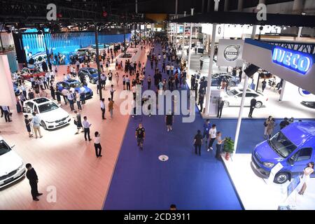 Die Menschen schauen sich die Autos an, die bei der Eröffnungszeremonie der Chengdu Motor Show 2020 in Chengdu, südwestlich der chinesischen Provinz Sichuan, 24 Ju, ausgestellt wurden Stockfoto