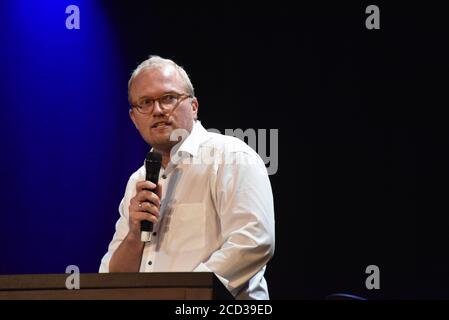 Köln, Deutschland. August 2020. Politiker Jochen Ott (SPD) spricht bei der Vorstellung des Herbstprogramms auf der Volksbühne am Rudolfplatz in Köln. Quelle: Horst Galuschka/dpa/Alamy Live News Stockfoto