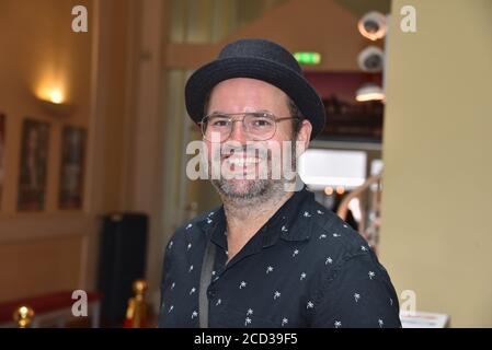 Köln, Deutschland. August 2020. Musiker und Sänger Björn Heuser posiert bei der Präsentation des Herbstprogramms in der Volksbühne am Rudolfplatz in Köln. Quelle: Horst Galuschka/dpa/Alamy Live News Stockfoto