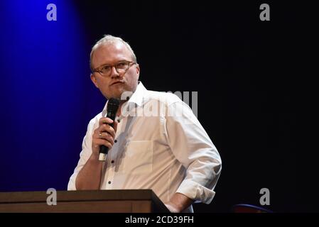 Köln, Deutschland. August 2020. Politiker Jochen Ott (SPD) spricht bei der Vorstellung des Herbstprogramms auf der Volksbühne am Rudolfplatz in Köln. Quelle: Horst Galuschka/dpa/Alamy Live News Stockfoto