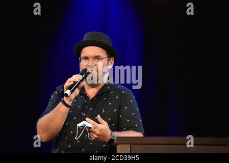 Köln, Deutschland. August 2020. Musiker und Sänger Björn Heuser spricht bei der Präsentation des Herbstprogramms in der Volksbühne am Rudolfplatz in Köln. Quelle: Horst Galuschka/dpa/Alamy Live News Stockfoto